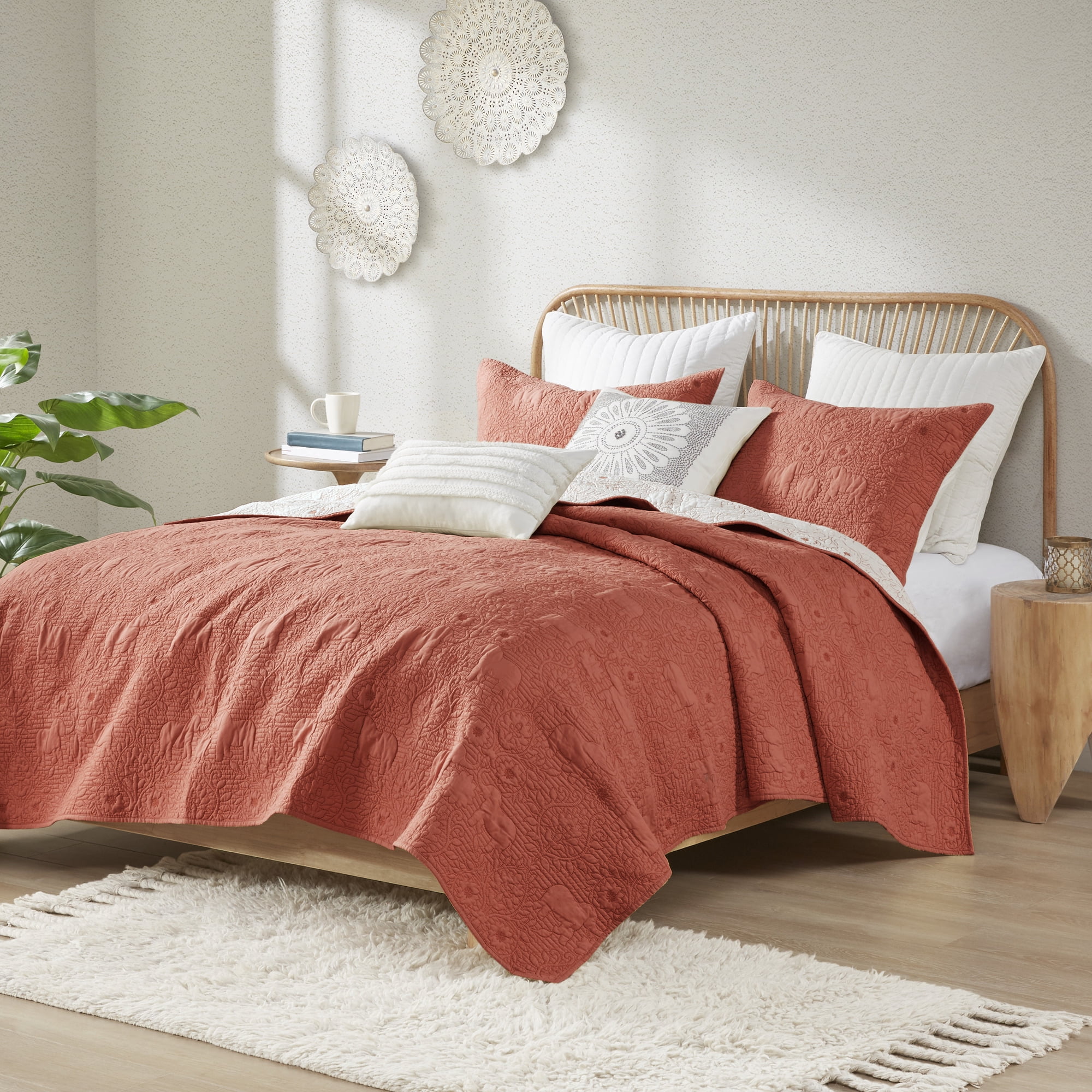 Coral and Off-White Reversible Cotton King Quilt Set