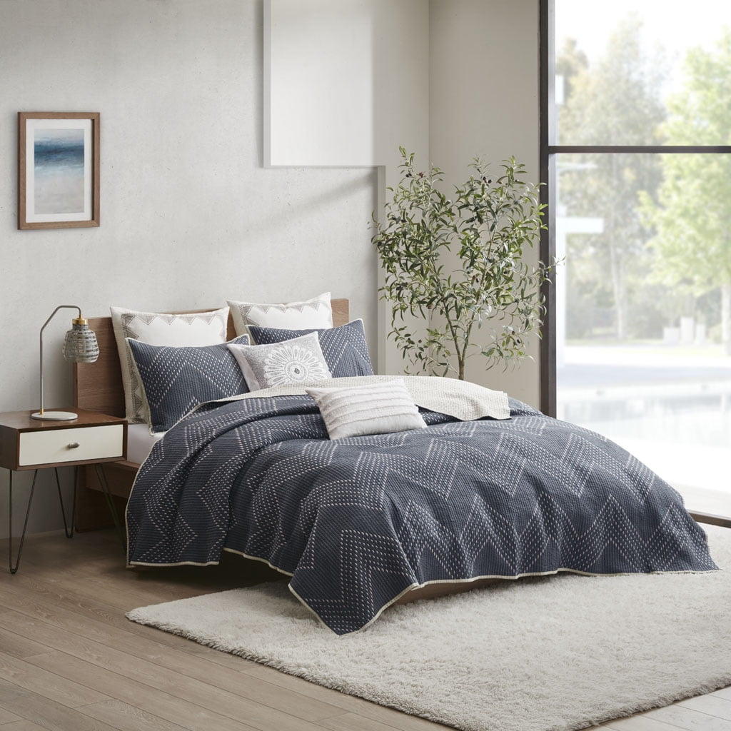 Navy Cotton King Reversible Quilt Set with Chevron Design