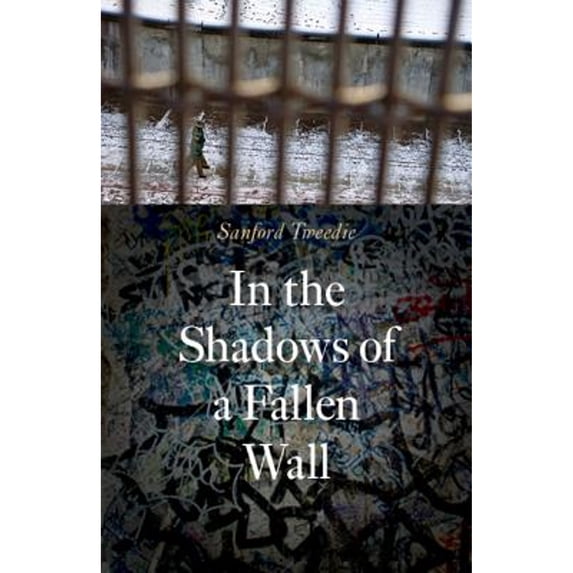 Pre-Owned In the Shadows of a Fallen Wall (Paperback) 0803271417 9780803271418
