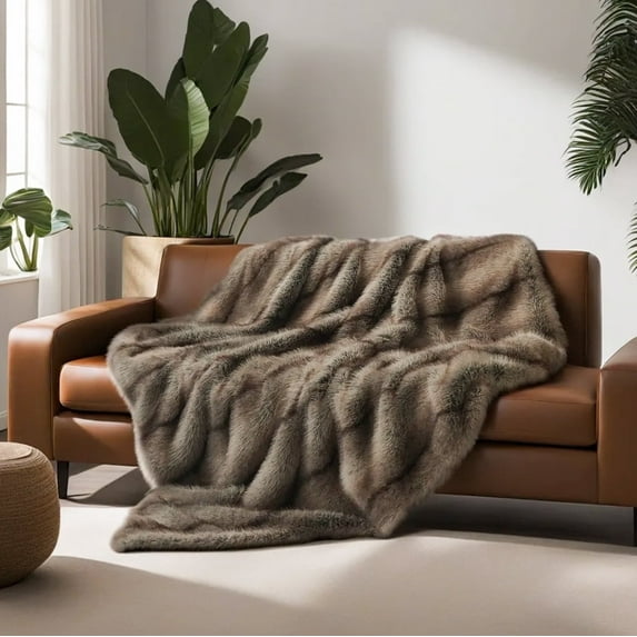 Inchgrass Faux fur Throw Blanket Cozy Soft Comfortable Fuzzy Throw Blanket for Women Throw Blankets for Couch Bed Living Room (50"x60", Brown))