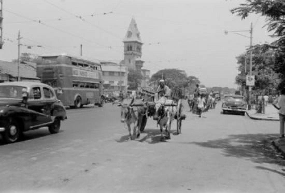 India Bombay street scene showing carts on main thoroughfare Canvas Art - (18 x 24)