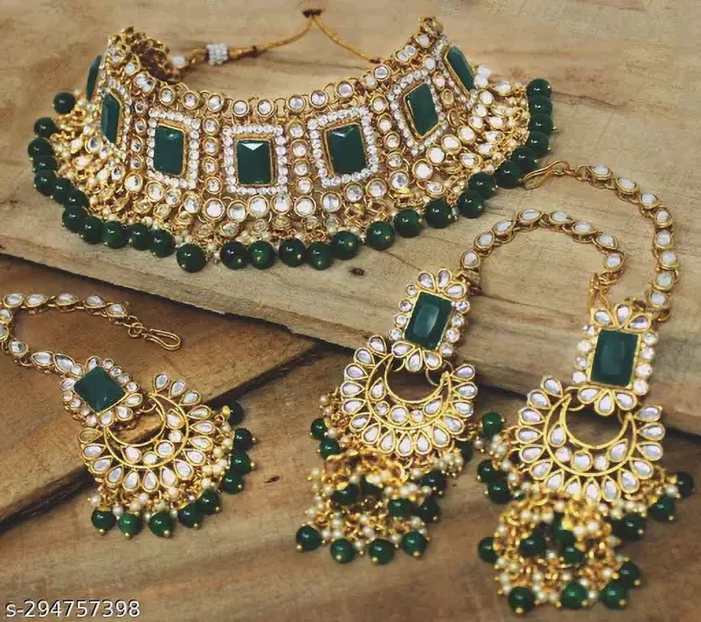 THE DIVINE FASHION Indian Bollywood Bridal Choker Necklace & Earrings Maangtika Set for Women and Girls Embellished with Kundan & Pearl
