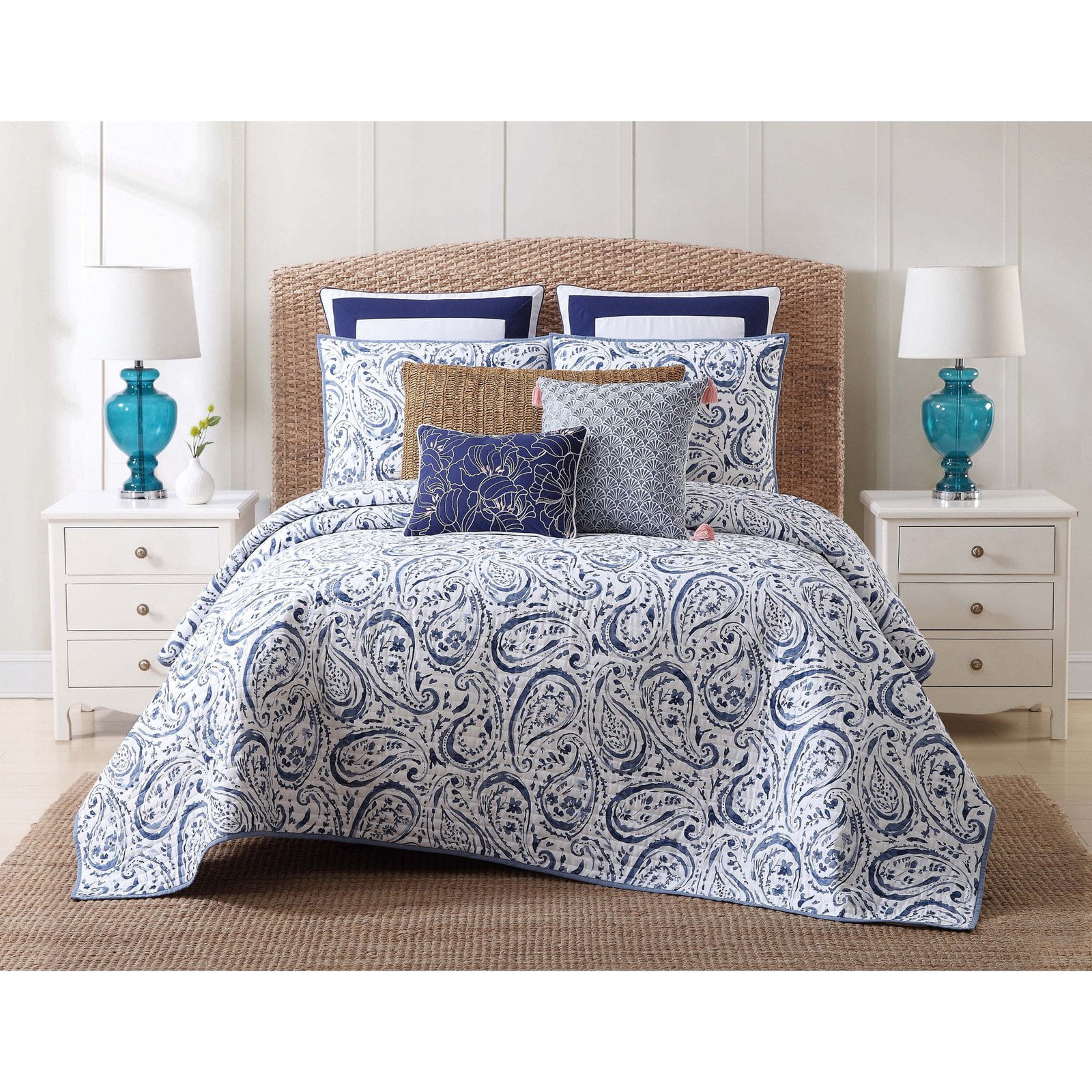 Full White and Navy Cotton Paisley Quilt Set