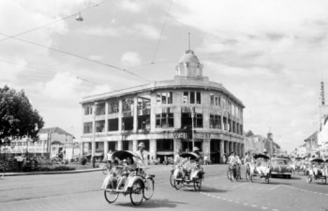Indonesia street scene Canvas Art - (24 x 36)