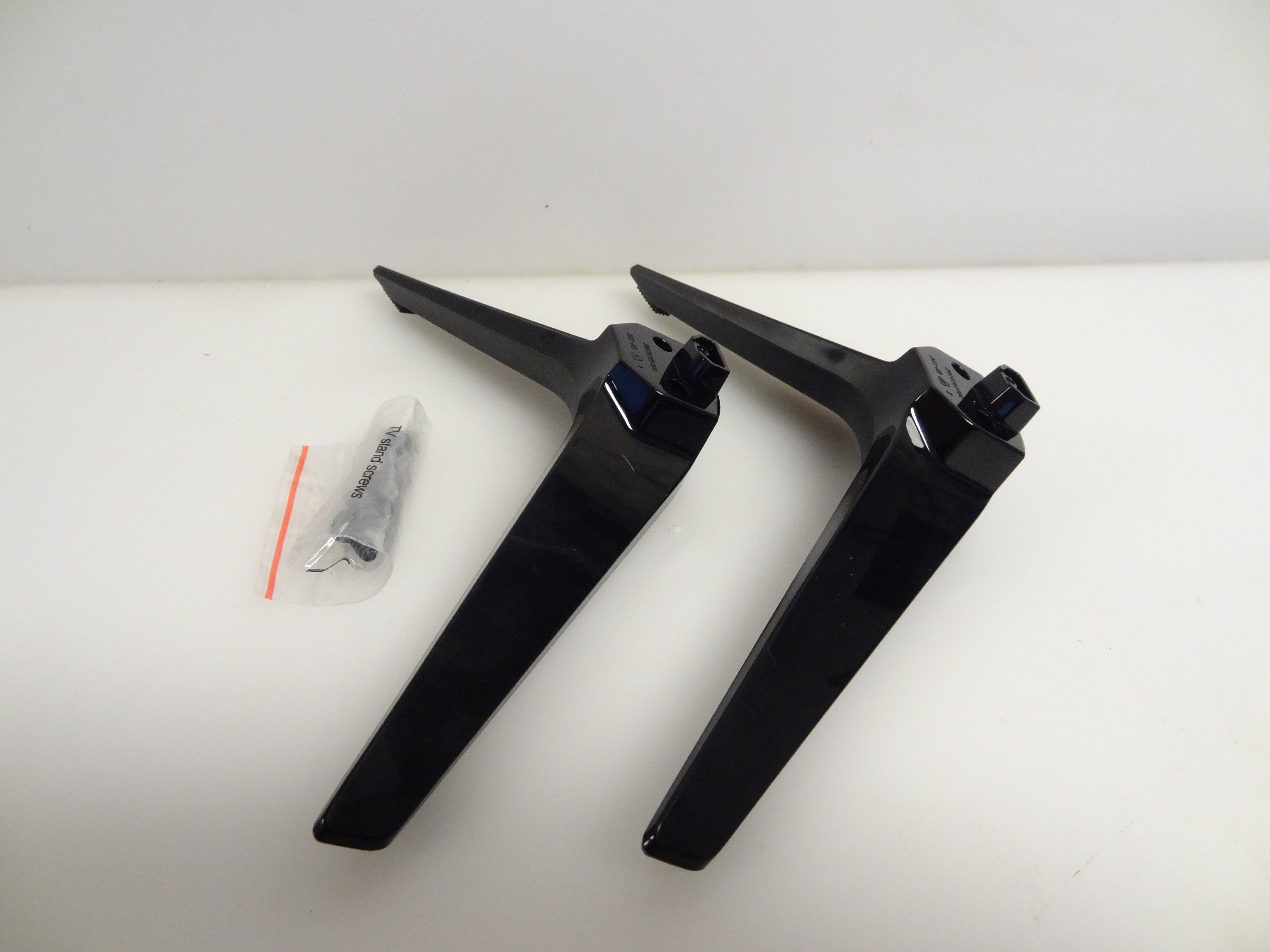 Insignia NS32D220NA18 Stand Legs W/Screws NEW(2028285401)