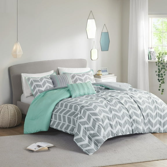Intelligent Design Nadia Comforter Set in Aqua
