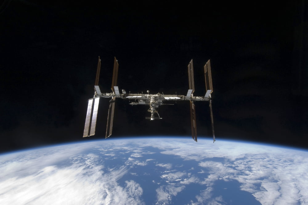 International Space Station backdropped by Earths horizon Canvas Art - Stocktrek Images (35 x 23)