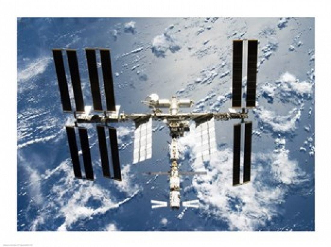 International Space Station is seen from Space Shuttle Discovery Canvas Art - (24 x 18)