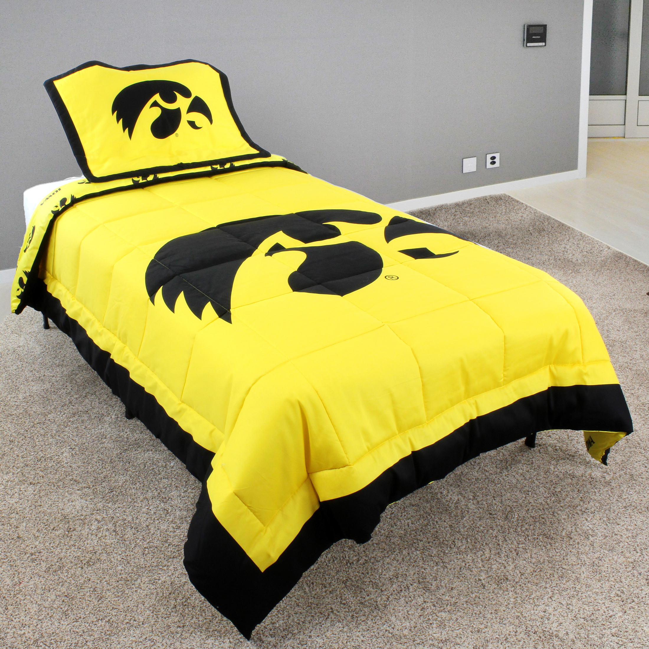 Iowa Hawkeyes 3 Pc Reversible Cotton Comforter Set, 1 Comforter, 2 Shams, King