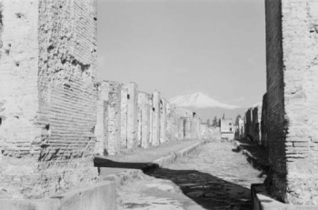 Italy Campania Pompeii Old Roman road through ruins Canvas Art - (24 x 36)