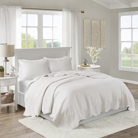 Izzovium 3-Piece Reversible Scalloped Quilt Set, White King/Cal King - Hypoallergenic Cotton Fill Microfiber
