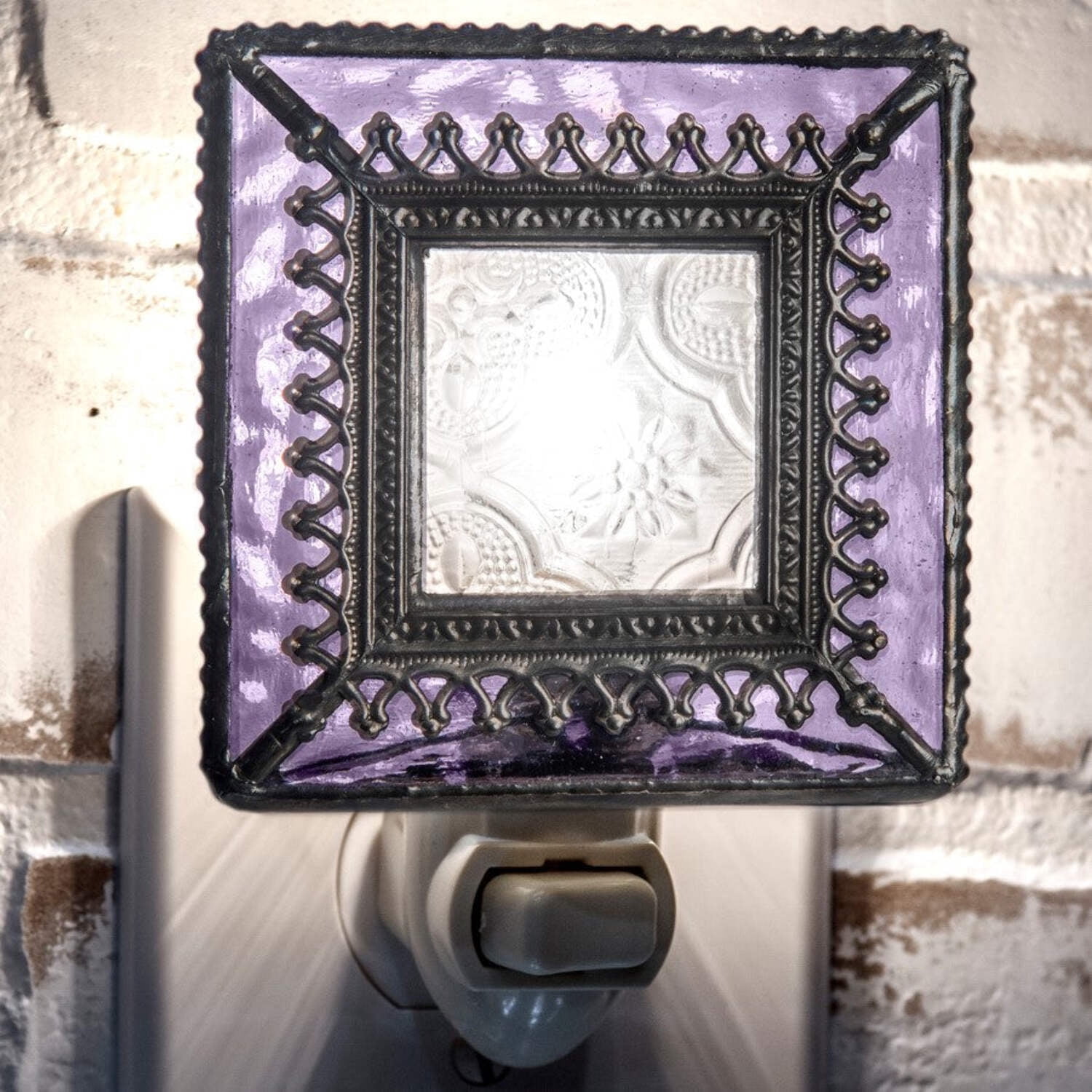 J Devlin Glass Art Stained Glass Night Light, Purple, Vintage, Plug in nightlight for Bedroom/Bathroom/Stairway/Hallway Home Decor NTL 212