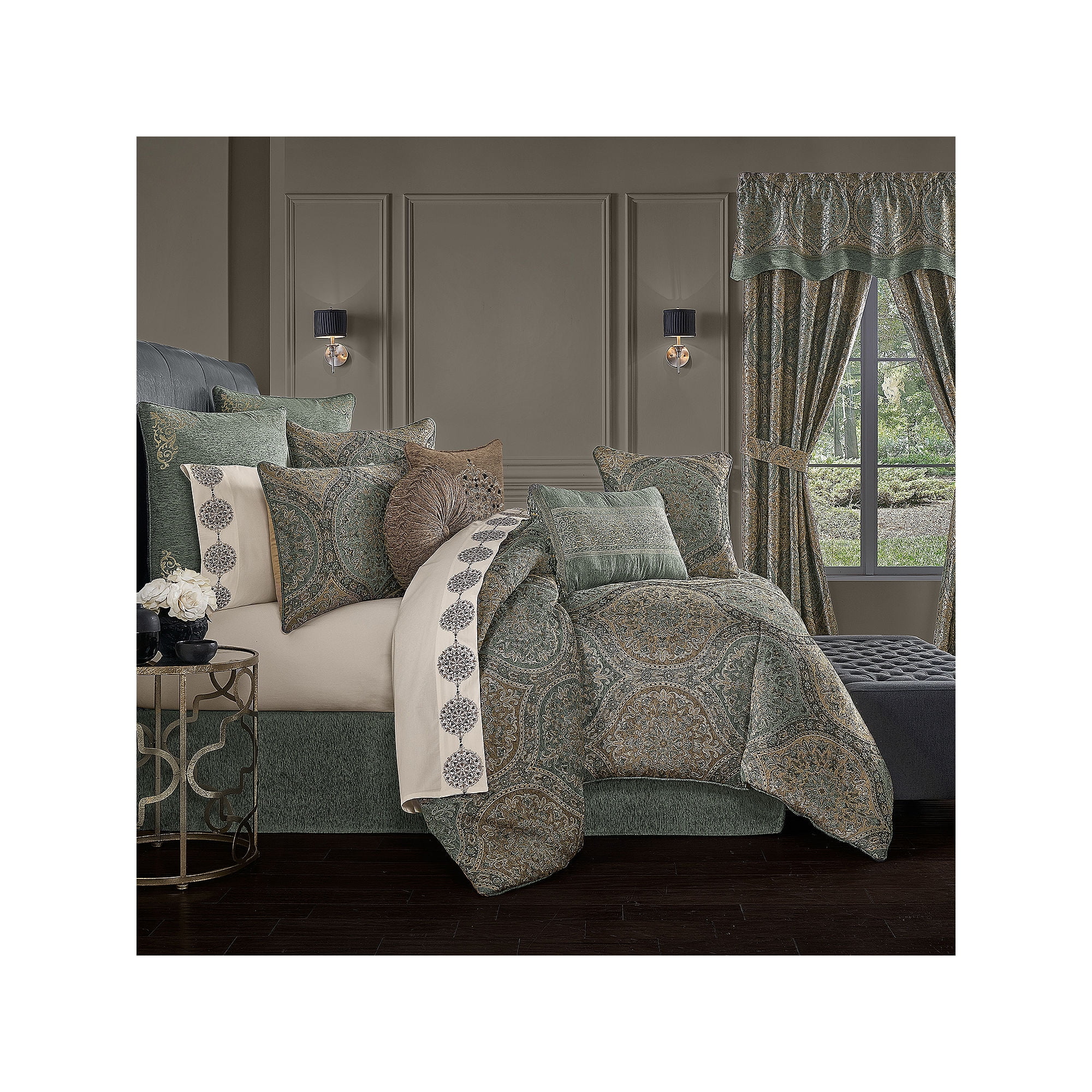 J. Queen New York Dorset California Comforter Set. King