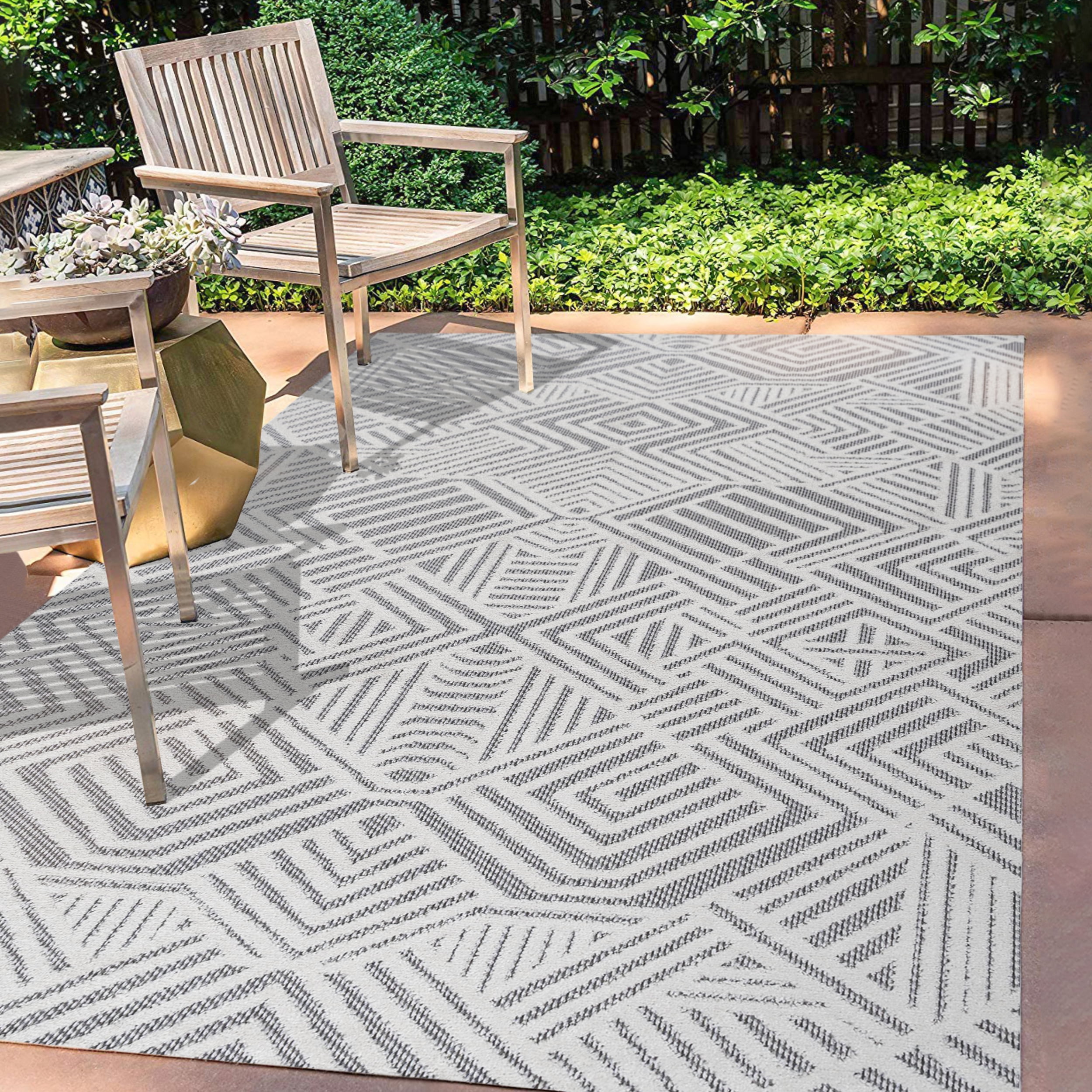 Jordan Ivory Geometric Synthetic 3'x5' Indoor/Outdoor Rug