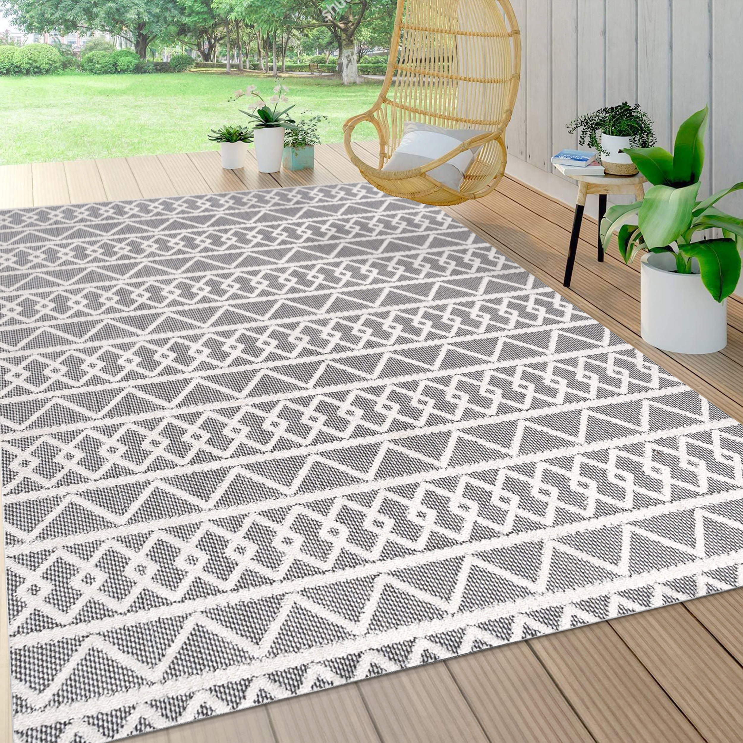 Aylan Black and Ivory Geometric Synthetic Indoor/Outdoor Rug
