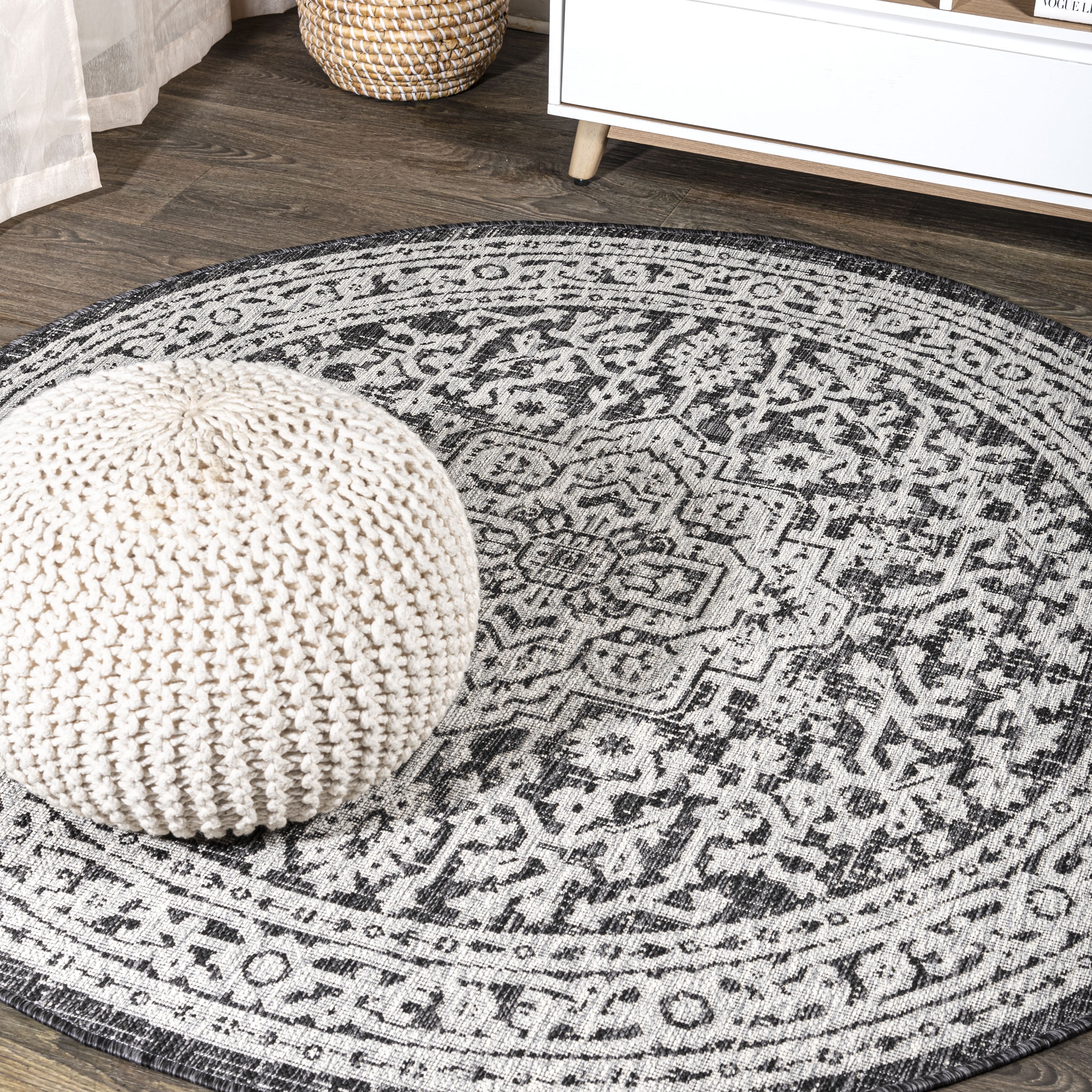Sinjuri Medallion 5' Round Gray and Black Synthetic Area Rug