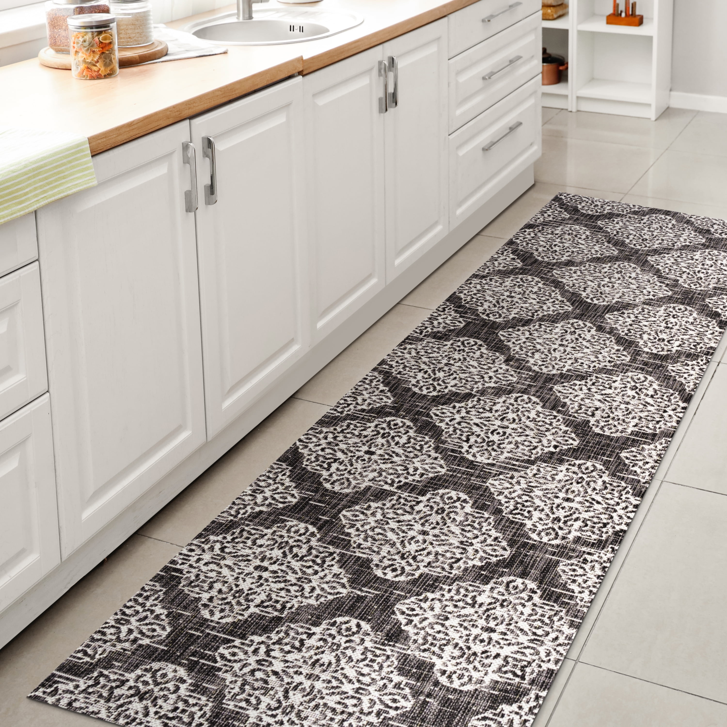 Black and Ivory Medallion Flat Woven Indoor/Outdoor Rug