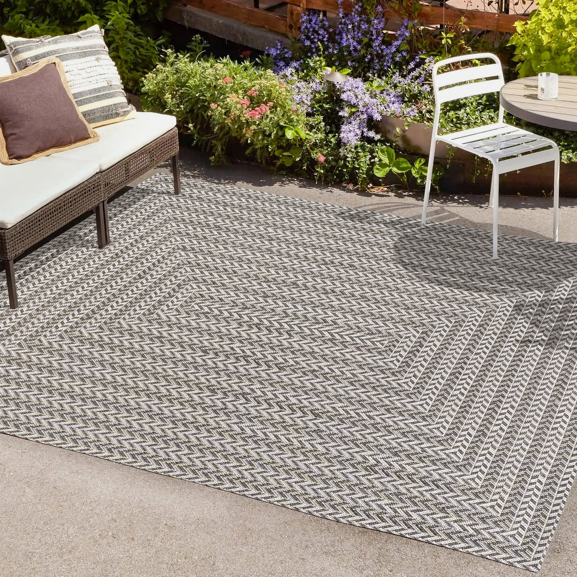 4' x 6' Black and Light Gray Geometric Synthetic Area Rug