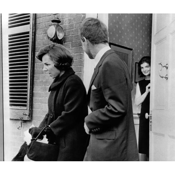 Jacqueline Kennedy History (24 x 18)