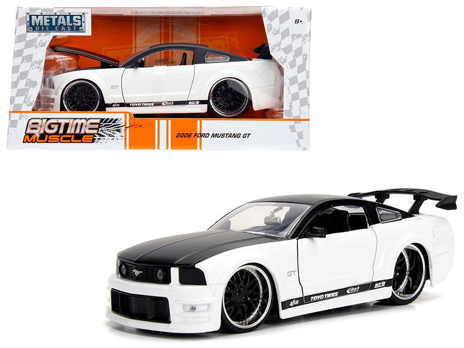 JADA DUB BTM 2006 FORD MUSTANG GT WHITE 3dCARBON 1:24