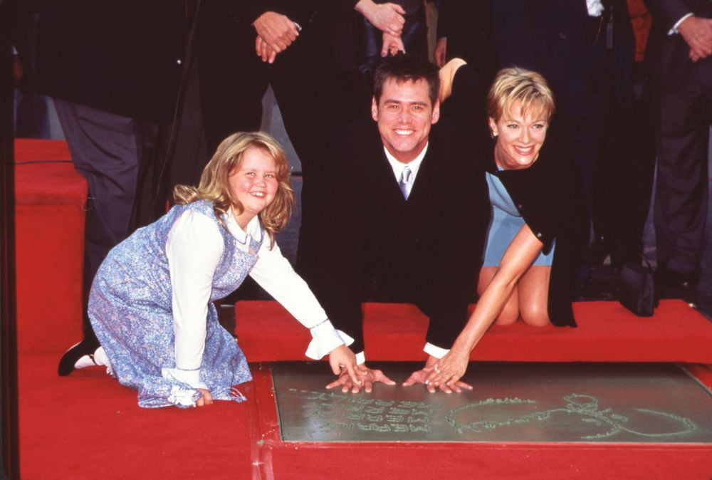 Jane Carrey & Lauren Holly Pushing Jim Carrey'S Hands Into Cement Photo ...