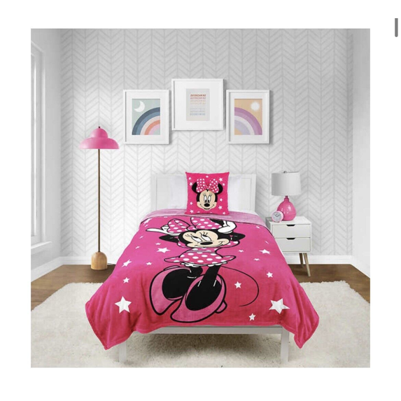 Jay Franco Disney Minnie Mouse Polyester Throw, 59” x 78”