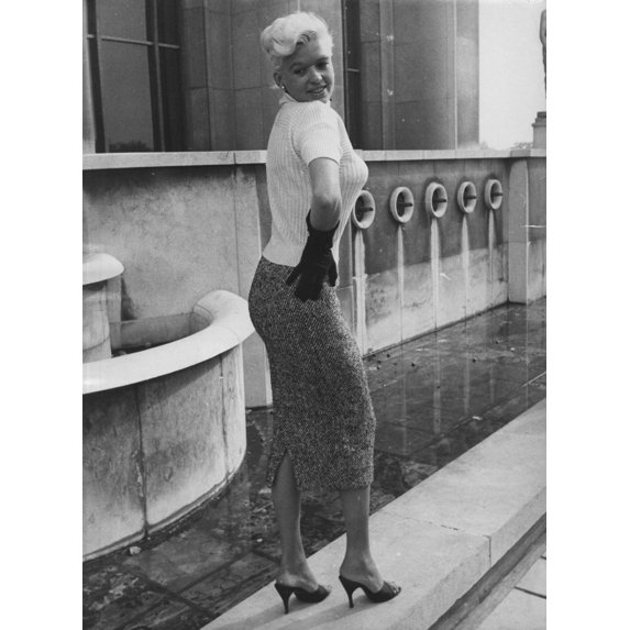 Jayne Mansfield next to a water fountain Photo Print (24 x 30)