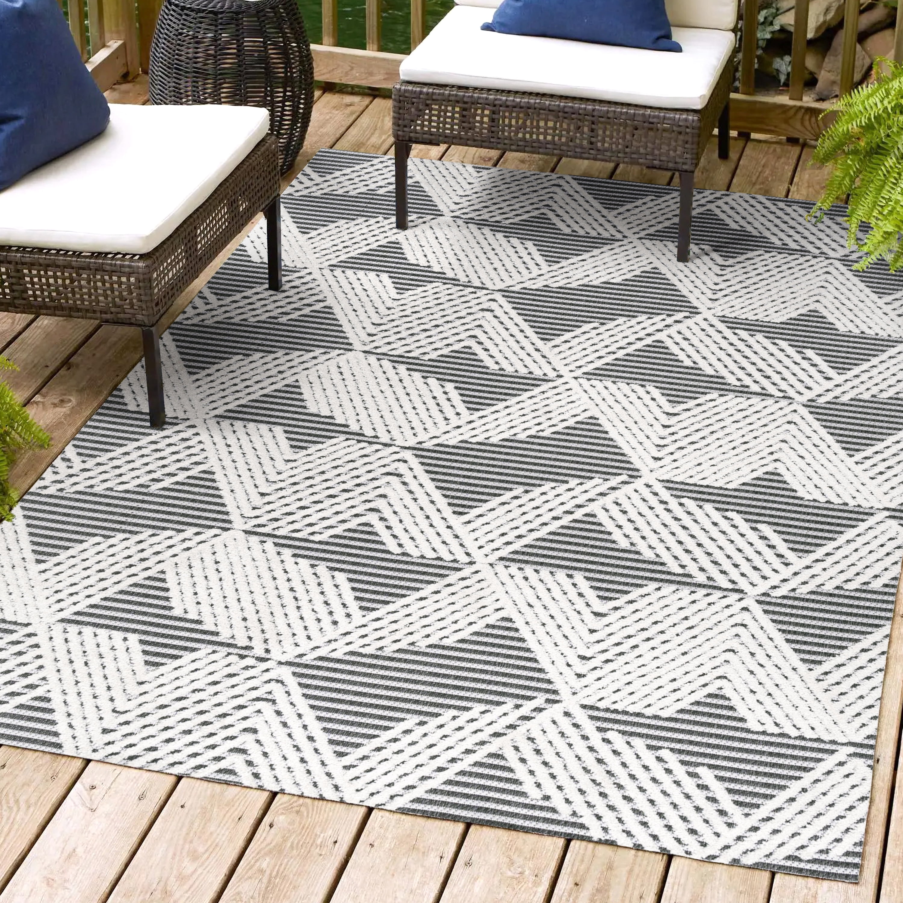 Black and Ivory Geometric 4' x 6' Synthetic Area Rug