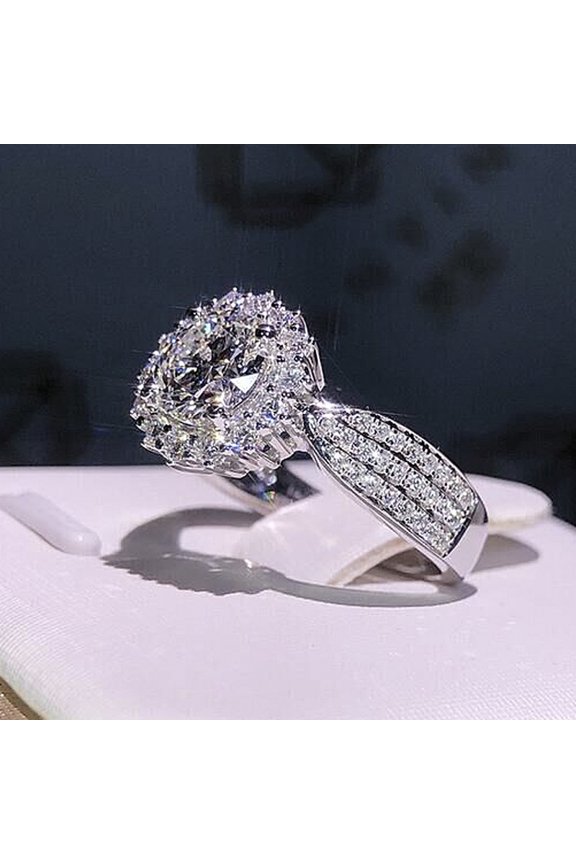 New Jewelry Fashion Luxury Gypsophila Inlaid Big Zircon Small White Ladies Crystal Engagement Ring