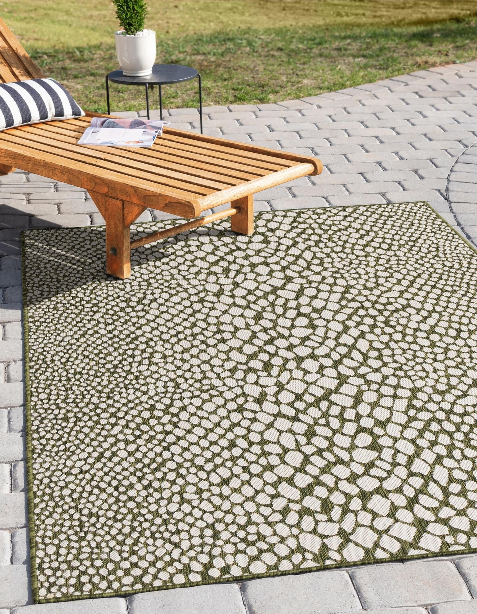 Green Abstract 4' x 6' Easy-Care Outdoor Synthetic Rug