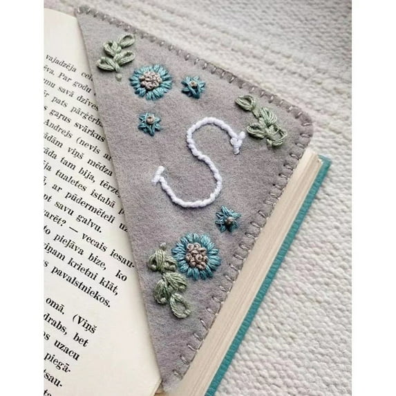 Joefnel Personalized Hand Embroidered Corner Bookmark, Hand Stitched Felt Corner Letter Bookmark, Felt Triangle Bookmark, Cute Flower Letter Embroidery Bookmarks for Book Lovers
