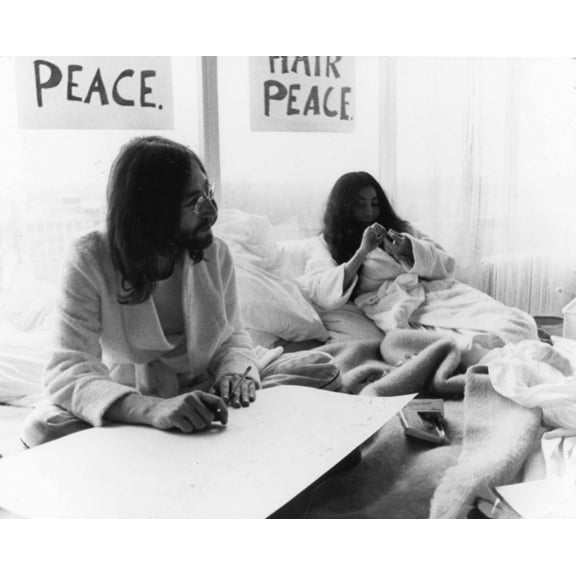 John Lennon and Yoko Ono during their bed-in for peace Photo Print (10 x 8)