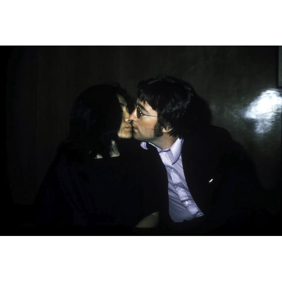 John Lennon and Yoko Ono kissing Photo Print (10 x 8)