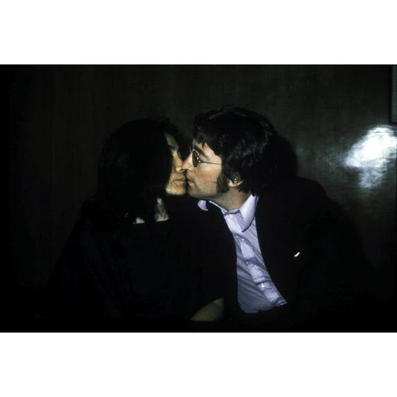 John Lennon and Yoko Ono kissing Photo Print (30 x 24)