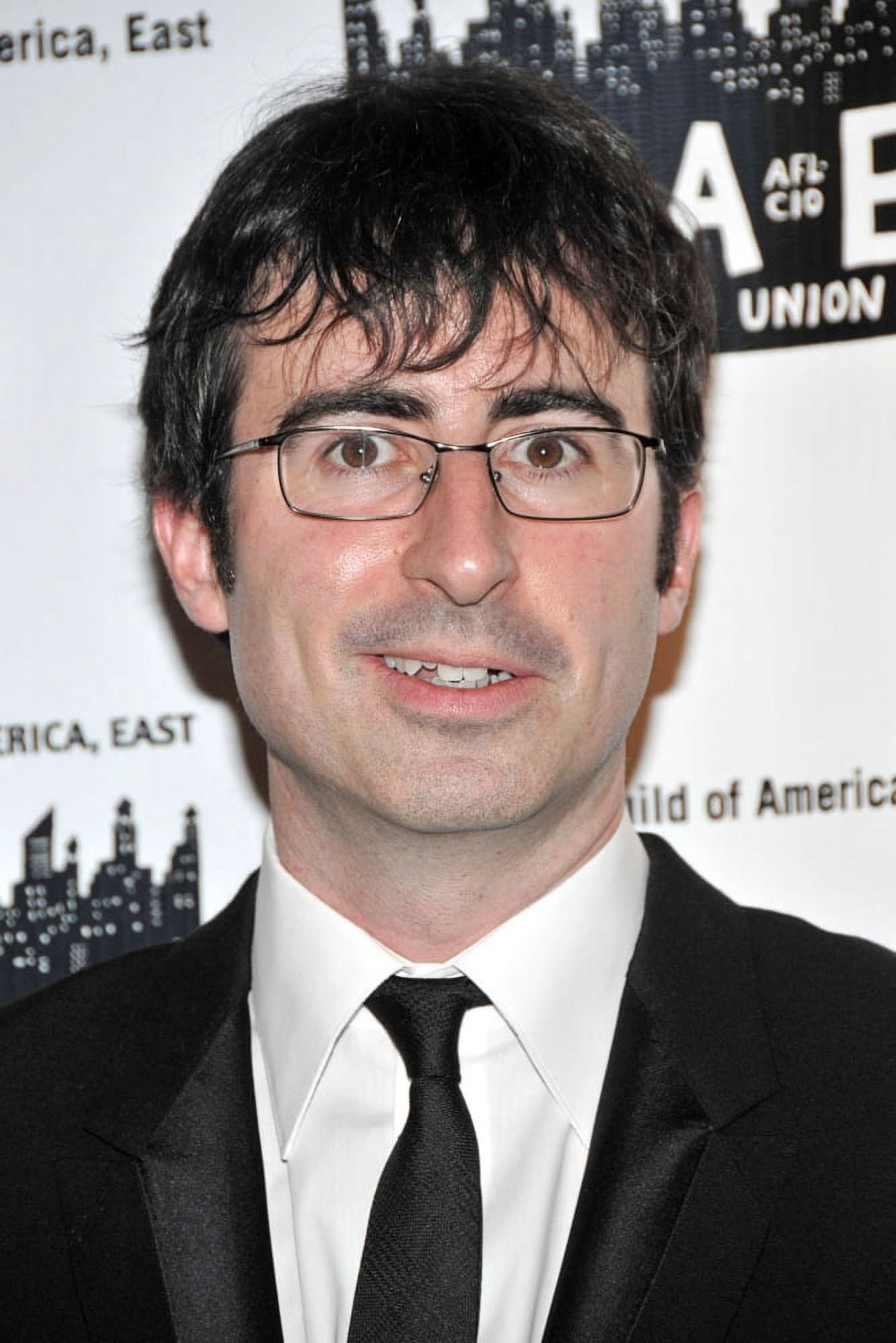 John Oliver At Arrivals For The Writers Guild Of America East 2009 Writers Guild Awards Canvas Art - (16 x 20)