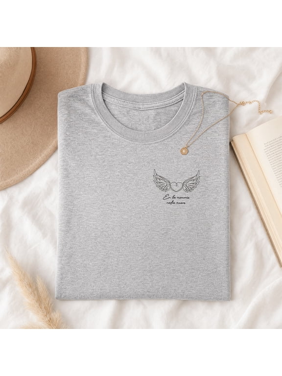 En La Memoria Nadie Muere T-Shirt, Spanish Memorial Angel Wing Graphic Tee, Women's Shirt