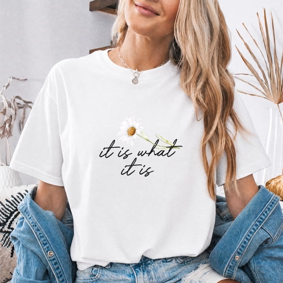 Jollimate It Is What It Is Daisy Shirt, Floral Cursive Script Graphic Tee, Cottagecore Flower T-Shirt, Minimalist Gift