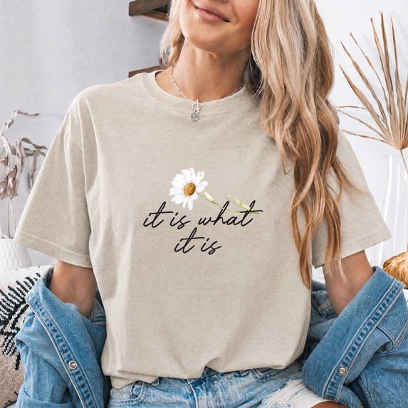 Jollimate It Is What It Is Daisy Shirt, Floral Cursive Script Graphic Tee, Cottagecore Flower T-Shirt, Minimalist Gift
