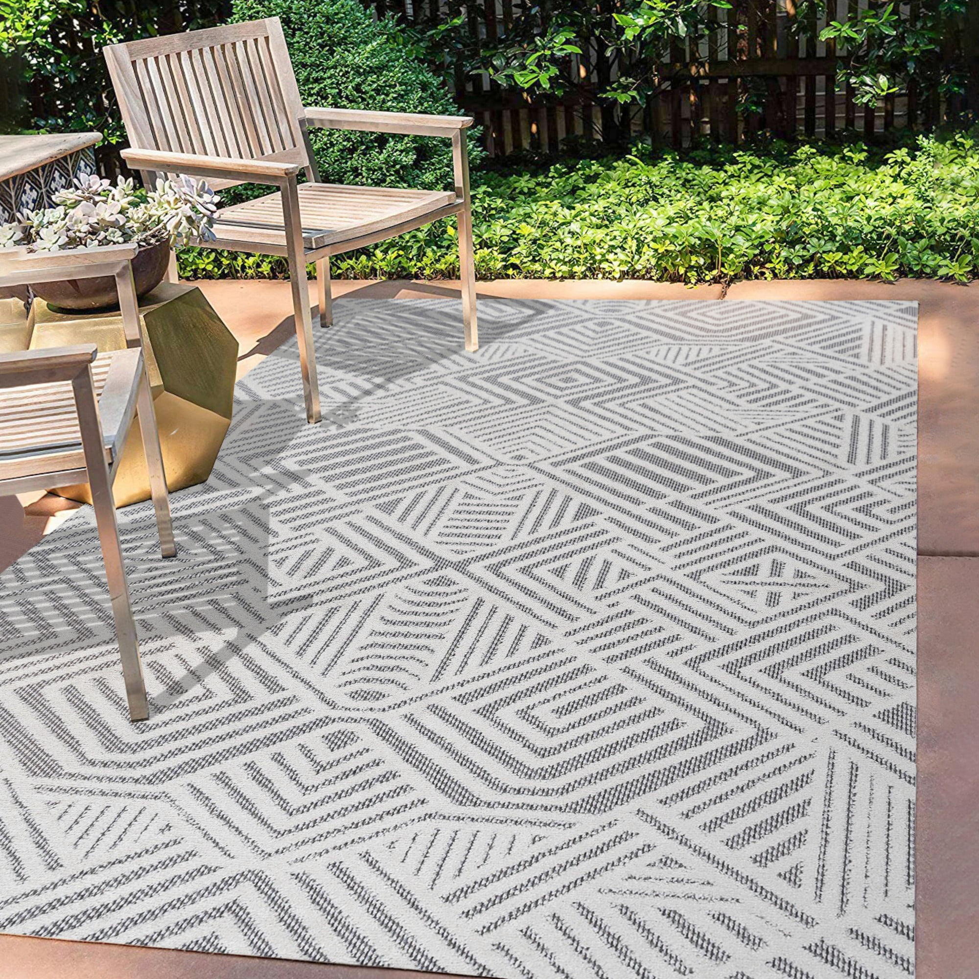 Jordan Ivory Geometric Synthetic 3'x5' Indoor/Outdoor Rug