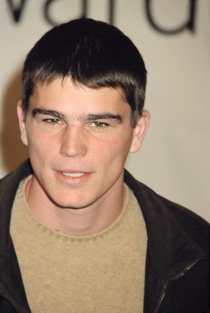 Josh Hartnett At The Vh1 Vogue Fashion Awards Canvas Art -  (16 x 20)