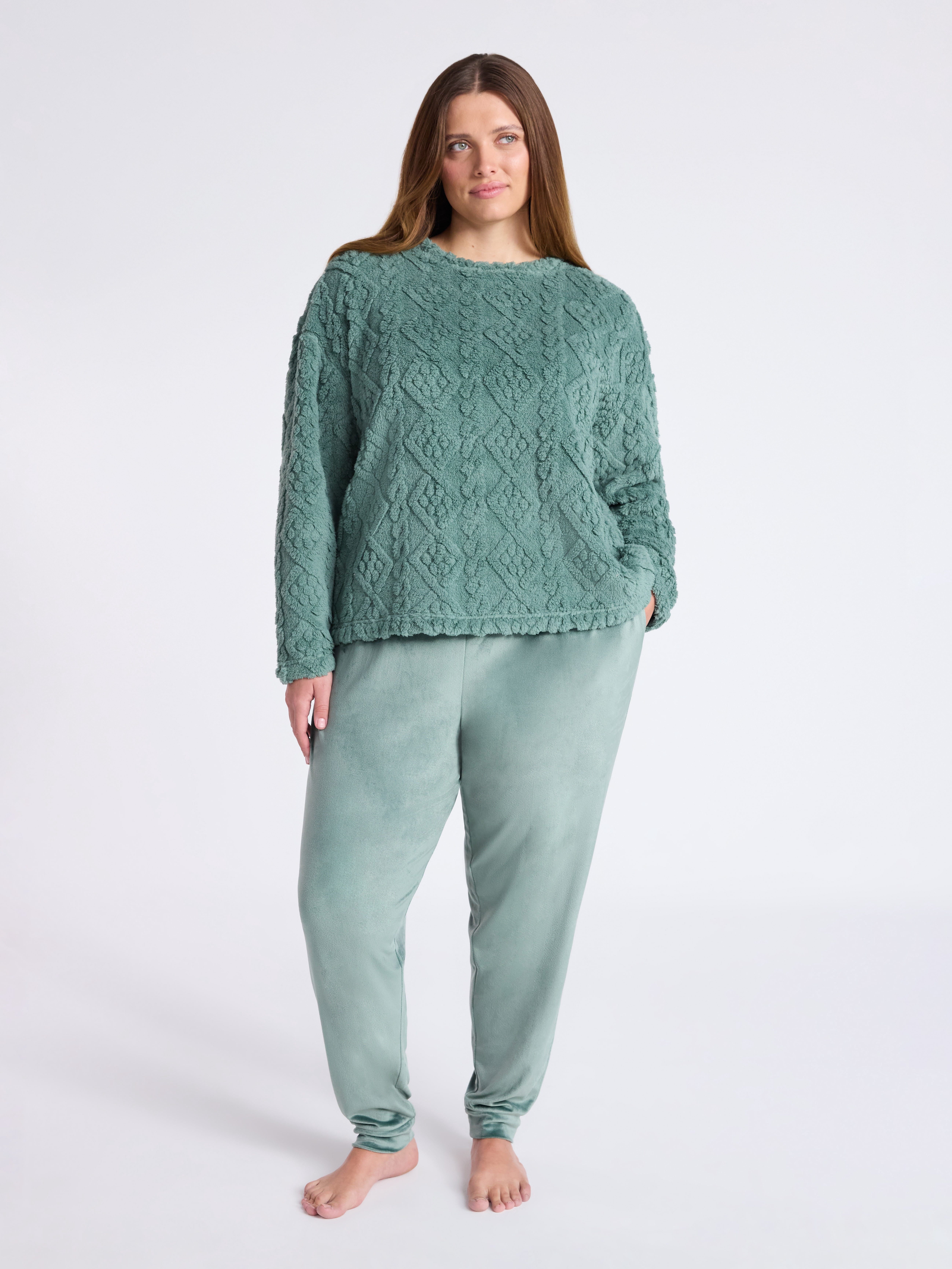 Joyspun Women's Plush Long Sleeve Top and Pants Pajama Set, 2-Piece, Size XS-3X