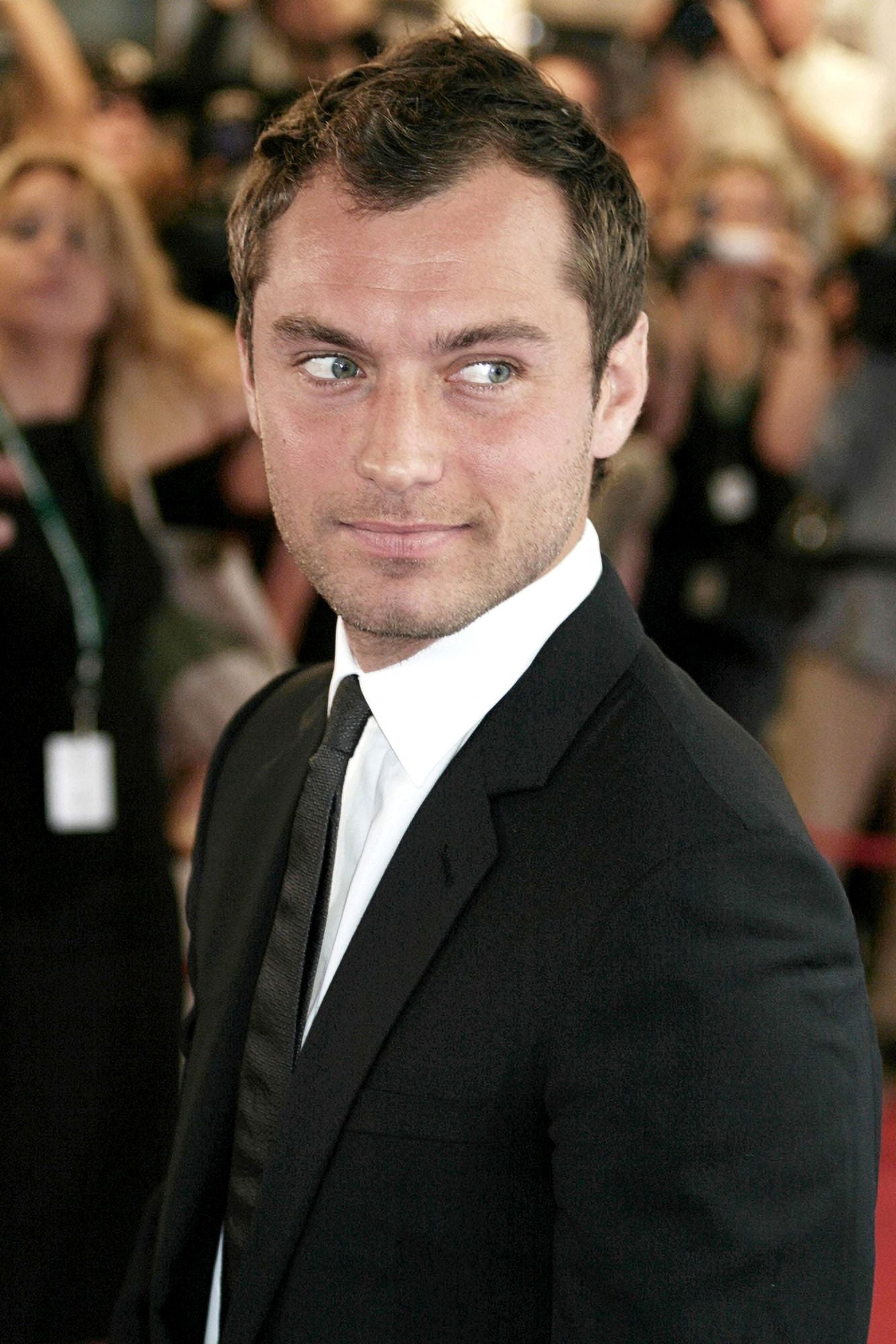 Jude Law At Arrivals For Premiere Of Sleuth At The 32Nd Annual Toronto International Film Festival Canvas Art - (16 x 20)