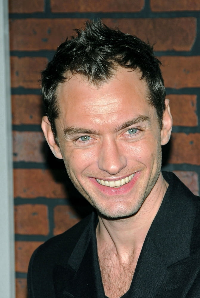 Jude Law At Arrivals For Sherlock Holmes Premiere Canvas Art -  (16 x 20)