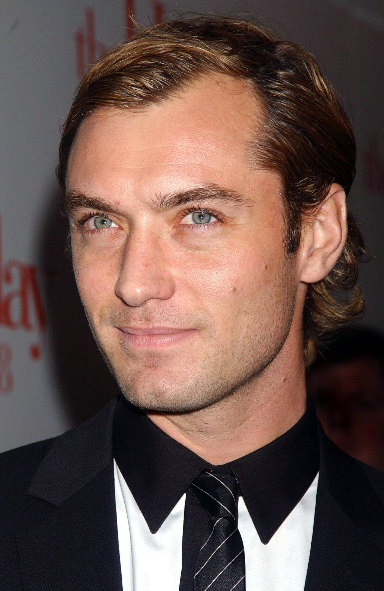 Jude Law At Arrivals For The Holiday Premiere Canvas Art -  (16 x 20)