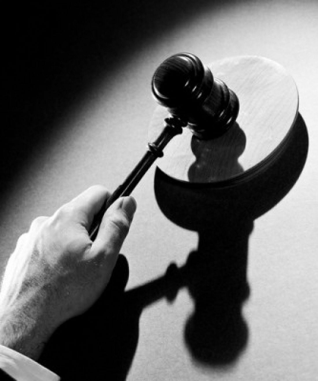 Judges hand holding gavel Canvas Art - (24 x 36)