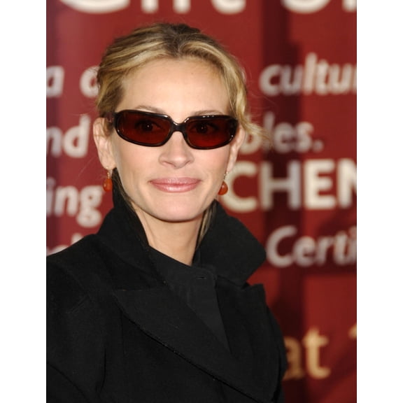 Julia Roberts At Arrivals For Charlotte'S Web Premiere, Arclight Hollywood, Los Angeles, Ca, December 10, 2006. Photo By Michael GermanaEverett Collection Celebrity (8 x 10)