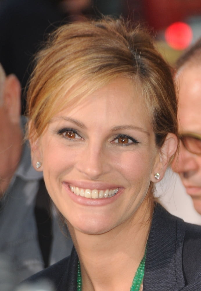 Julia Roberts At Arrivals For Larry Crowne Premiere Canvas Art -  (16 x 20)