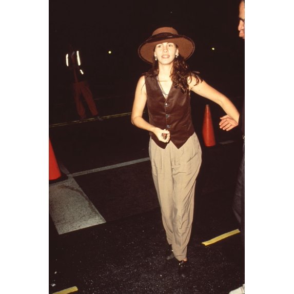 Julia Roberts In Brown Vest With Wide Tan Pant And Brown Hat Photo Print (8 x 10) - Item # CPA3903