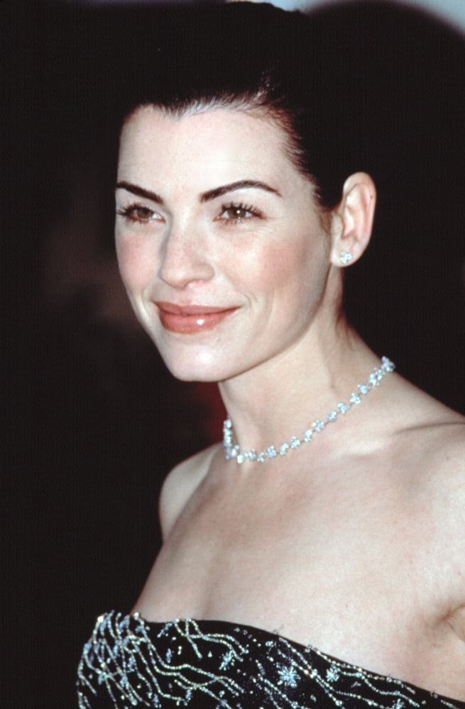 Julianna Margulies At The Golden Globe Awards Canvas Art - (16 x 20)