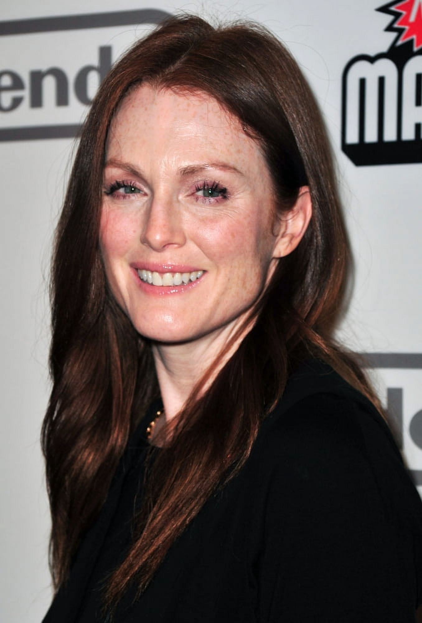 Julianne Moore At In-Store Appearance For New Super Mario Bros Video Game Launch For Wii Celebrates 25Th Anniversary Canvas Art - (16 x 20)